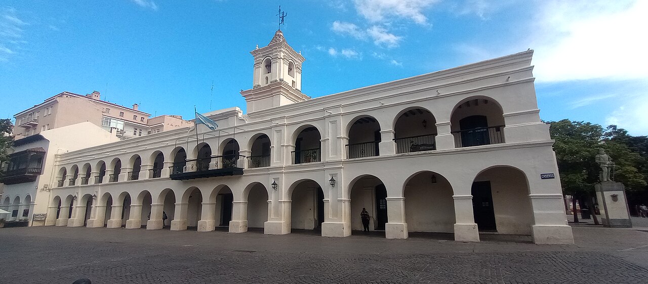 Fotografía del Cabildo histórico de Salta, frente a la plaza 9 de Julio